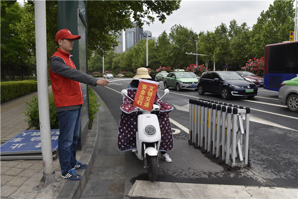 开展文明交通活动   助力文明城市建设——爱游戏平台 - 官网ID注册_ | 会员账号平台中心积极开展“文明交通”志愿服务活动